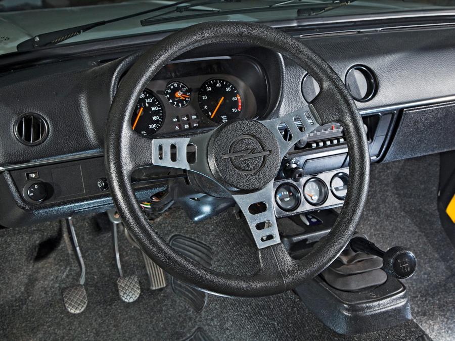 Панель приборов Opel Kadett GT/E 1977 года  (фото 11 из 12)